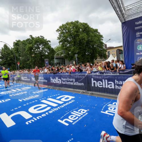 29.06.2025 - hella hamburg halbmarathon Zöllner http://msf.ph/oto/8415314 29.06.2025 10:49:03 Ziel 1381, 1452, 2260, 3213, 3985, 7067, 7297, 8302, 8821, 8889, 9695, 12534, 13183, 13614, 13688, 16627, 17632 meine-sportfotos.de