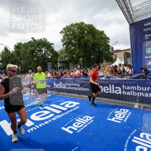 29.06.2025 - hella hamburg halbmarathon Zöllner http://msf.ph/oto/8415329 29.06.2025 10:49:04 Ziel 1381, 1452, 2260, 3213, 3985, 4847, 4890, 7297, 8302, 8821, 8889, 9695, 12534, 13183, 13614, 13688, 16627, 17632 meine-sportfotos.de