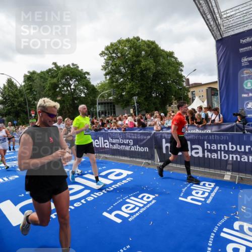 29.06.2025 - hella hamburg halbmarathon Zöllner http://msf.ph/oto/8415338 29.06.2025 10:49:04 Ziel 1381, 1452, 2260, 3213, 3985, 4847, 4890, 7297, 8302, 8821, 8889, 9695, 12534, 13183, 13614, 13688, 16627, 17632 meine-sportfotos.de