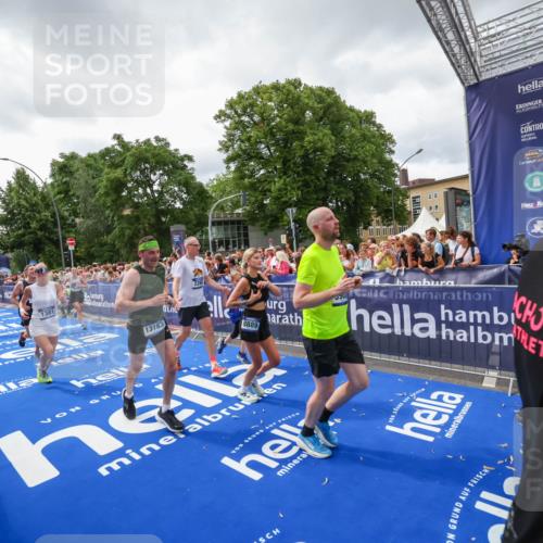 29.06.2025 - hella hamburg halbmarathon Zöllner http://msf.ph/oto/8415351 29.06.2025 10:49:05 Ziel 1381, 1452, 2260, 3213, 3985, 4847, 4890, 7297, 8302, 8821, 8889, 9695, 12534, 13183, 13614, 13688, 16627, 17632 meine-sportfotos.de