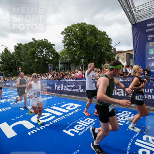 29.06.2025 - hella hamburg halbmarathon Zöllner http://msf.ph/oto/8415358 29.06.2025 10:49:06 Ziel 1381, 1452, 2260, 3985, 4832, 4847, 4890, 7297, 8302, 8821, 8889, 9695, 13183, 13614, 13688, 16627, 17632 meine-sportfotos.de