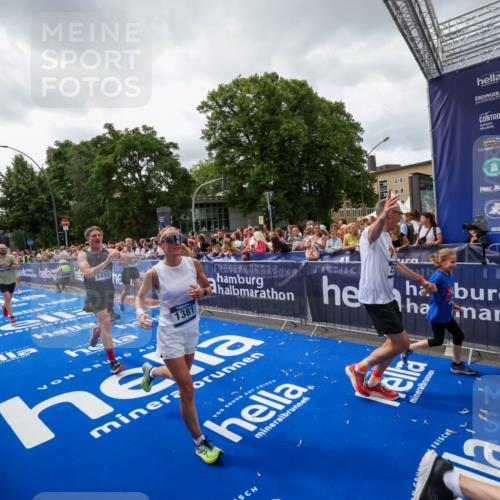 29.06.2025 - hella hamburg halbmarathon Zöllner http://msf.ph/oto/8415364 29.06.2025 10:49:06 Ziel 1381, 1452, 2260, 3985, 4832, 4847, 4890, 7297, 8302, 8821, 8889, 9695, 13183, 13614, 13688, 16627, 17632 meine-sportfotos.de
