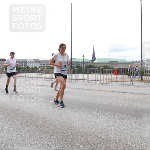 29.06.2025 - hella hamburg halbmarathon Lena Gebhardt http://msf.ph/oto/8415375 29.06.2025 10:26:13 Lombardsbrücke 14726, 14179, 1300, 1479, 3617, 3765, 4267, 4268, 4315, 4797, 4844, 5497, 6159, 6663, 6905, 7929, 8276, 8306, 8357, 8674, 8942, 10104, 10219, 11107, 11139, 11596, 11699, 11828, 11859, 12074, 12126, 12826, 12827, 12838, 12945, 12946, 13264, 14063, 14179, 14223, 14356, 14726, 14930, 16927, 17369, 17712, 19144 meine-sportfotos.de