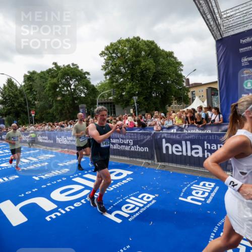 29.06.2025 - hella hamburg halbmarathon Zöllner http://msf.ph/oto/8415380 29.06.2025 10:49:06 Ziel 1381, 1452, 2260, 3985, 4832, 4847, 4890, 7297, 8302, 8821, 8889, 9695, 13183, 13614, 13688, 16627, 17632 meine-sportfotos.de