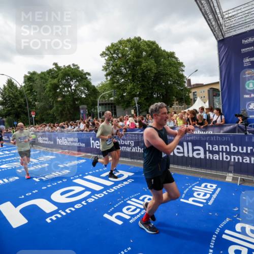 29.06.2025 - hella hamburg halbmarathon Zöllner http://msf.ph/oto/8415387 29.06.2025 10:49:07 Ziel 1381, 1452, 4832, 4847, 4890, 7297, 8302, 8821, 9695, 13614, 13688, 16627, 17173, 17632, 18598 meine-sportfotos.de