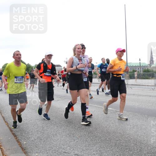 29.06.2025 - hella hamburg halbmarathon Lena Gebhardt http://msf.ph/oto/8415389 29.06.2025 10:51:33 Lombardsbrücke 2485, 2484, 900, 16678, 13598, 63, 804, 11609, 1203, 1404, 1478, 1617, 1997, 2202, 2308, 2380, 2484, 2485, 2593, 2736, 2778, 3240, 3934, 3991, 4156, 4652, 4713, 4748, 4808, 4878, 4920, 5291, 5357, 5394, 5530, 5534, 5716, 5717, 6007, 6091, 6604, 6885, 6945, 6947, 6954, 6961, 7012, 7769, 7841, 7871, 7992, 8040, 8125, 8399, 8410, 8672, 9166, 9167, 9220, 9340, 9462, 9582, 9583, 9594, 9673, 9763, 10496, 10521, 10693, 10830, 11034, 11268, 11575, 11875, 12065 meine-sportfotos.de
