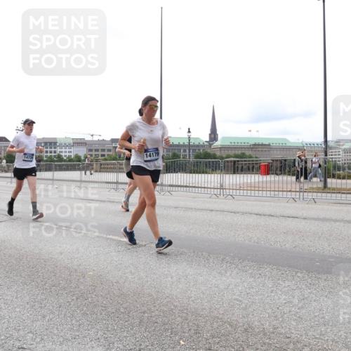 29.06.2025 - hella hamburg halbmarathon Lena Gebhardt http://msf.ph/oto/8415392 29.06.2025 10:26:13 Lombardsbrücke 14726, 14179, 1300, 1479, 3617, 3765, 4267, 4268, 4315, 4797, 4844, 5497, 6159, 6663, 6905, 7929, 8276, 8306, 8357, 8674, 8942, 10104, 10219, 11107, 11139, 11596, 11699, 11828, 11859, 12074, 12126, 12826, 12827, 12838, 12945, 12946, 13264, 14063, 14179, 14223, 14356, 14726, 14930, 16927, 17369, 17712, 19144 meine-sportfotos.de