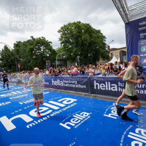 29.06.2025 - hella hamburg halbmarathon Zöllner http://msf.ph/oto/8415398 29.06.2025 10:49:08 Ziel 4832, 4847, 4890, 6389, 7297, 8302, 8821, 9695, 13614, 13688, 16627, 17173, 17632, 18598 meine-sportfotos.de