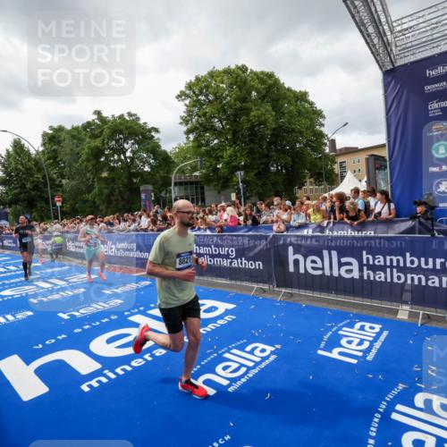 29.06.2025 - hella hamburg halbmarathon Zöllner http://msf.ph/oto/8415403 29.06.2025 10:49:08 Ziel 4832, 4847, 4890, 6389, 7297, 8302, 8821, 9695, 13614, 13688, 16627, 17173, 17632, 18598 meine-sportfotos.de