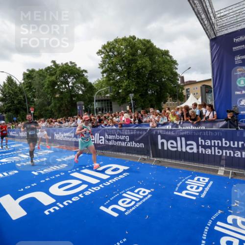 29.06.2025 - hella hamburg halbmarathon Zöllner http://msf.ph/oto/8415413 29.06.2025 10:49:09 Ziel 4832, 4847, 4890, 6389, 7297, 8302, 8821, 10184, 13614, 16414, 16627, 17173, 17632, 18598, 18842 meine-sportfotos.de