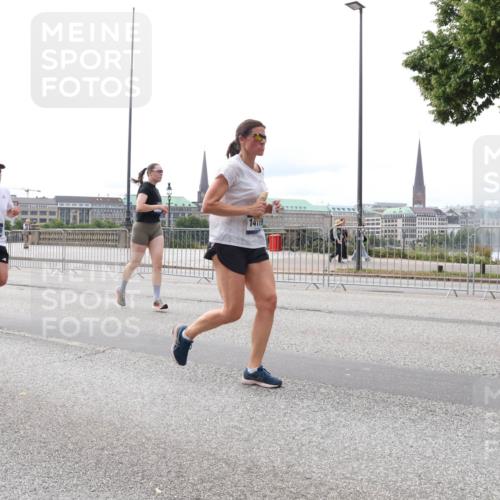 29.06.2025 - hella hamburg halbmarathon Lena Gebhardt http://msf.ph/oto/8415414 29.06.2025 10:26:13 Lombardsbrücke 14726, 14179, 1300, 1479, 3617, 3765, 4267, 4268, 4315, 4797, 4844, 5497, 6159, 6663, 6905, 7929, 8276, 8306, 8357, 8674, 8942, 10104, 10219, 11107, 11139, 11596, 11699, 11828, 11859, 12074, 12126, 12826, 12827, 12838, 12945, 12946, 13264, 14063, 14179, 14223, 14356, 14726, 14930, 16927, 17369, 17712, 19144 meine-sportfotos.de