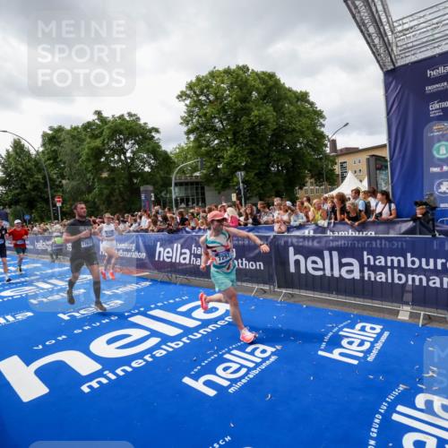 29.06.2025 - hella hamburg halbmarathon Zöllner http://msf.ph/oto/8415421 29.06.2025 10:49:09 Ziel 4832, 4847, 4890, 6389, 7297, 8302, 8821, 10184, 13614, 16414, 16627, 17173, 17632, 18598, 18842 meine-sportfotos.de