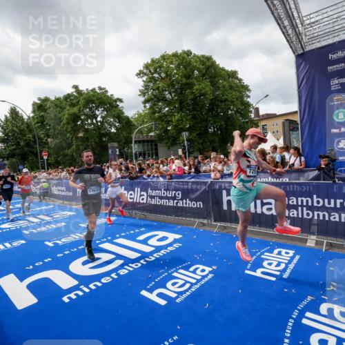 29.06.2025 - hella hamburg halbmarathon Zöllner http://msf.ph/oto/8415430 29.06.2025 10:49:09 Ziel 4832, 4847, 4890, 6389, 7297, 8302, 8821, 10184, 13614, 16414, 16627, 17173, 17632, 18598, 18842 meine-sportfotos.de