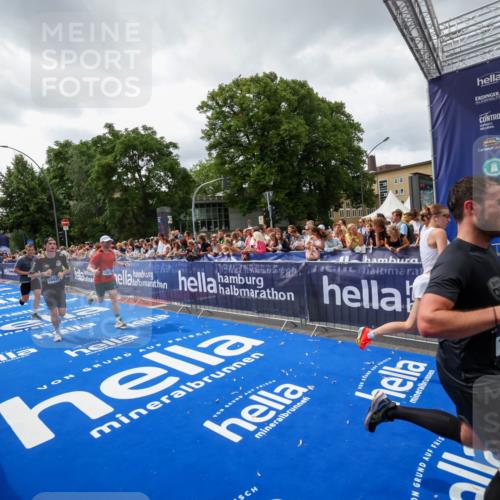 29.06.2025 - hella hamburg halbmarathon Zöllner http://msf.ph/oto/8415437 29.06.2025 10:49:10 Ziel 4832, 4847, 4890, 6389, 7297, 8302, 10184, 13614, 15523, 16414, 16627, 16731, 17173, 17632, 18598, 18842 meine-sportfotos.de