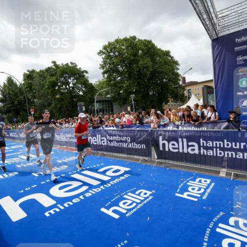 29.06.2025 - hella hamburg halbmarathon Zöllner http://msf.ph/oto/8415450 29.06.2025 10:49:11 Ziel 4832, 4847, 4890, 6389, 8302, 10184, 13614, 15523, 16414, 16627, 16731, 17173, 17632, 18598, 18842 meine-sportfotos.de