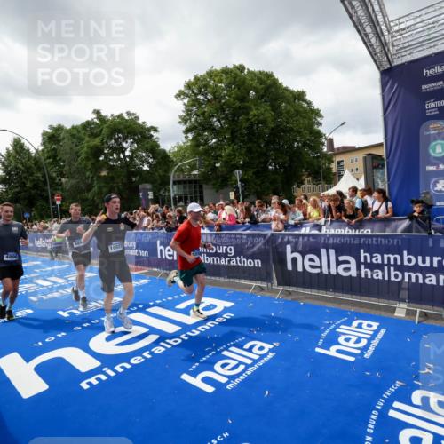29.06.2025 - hella hamburg halbmarathon Zöllner http://msf.ph/oto/8415456 29.06.2025 10:49:11 Ziel 4832, 4847, 4890, 6389, 8302, 10184, 13614, 15523, 16414, 16627, 16731, 17173, 17632, 18598, 18842 meine-sportfotos.de