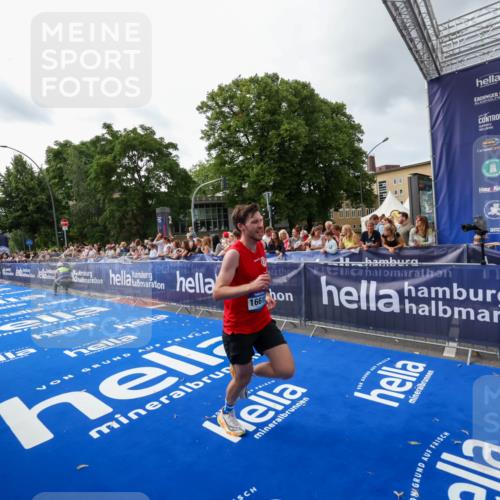 29.06.2025 - hella hamburg halbmarathon Zöllner http://msf.ph/oto/8415460 29.06.2025 10:26:14 Ziel 16615 meine-sportfotos.de