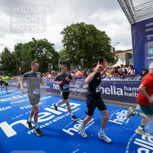 29.06.2025 - hella hamburg halbmarathon Zöllner http://msf.ph/oto/8415468 29.06.2025 10:49:12 Ziel 2013, 4832, 4847, 4890, 6389, 10184, 13614, 15523, 16414, 16627, 16731, 17173, 18598, 18842 meine-sportfotos.de