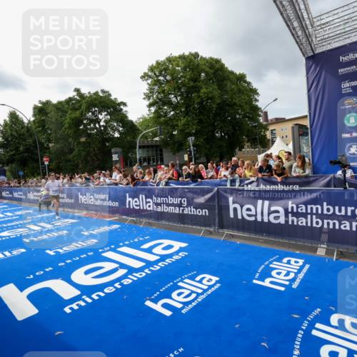 29.06.2025 - hella hamburg halbmarathon Zöllner http://msf.ph/oto/8415474 29.06.2025 10:26:28 Ziel 7380, 14728, 17040 meine-sportfotos.de
