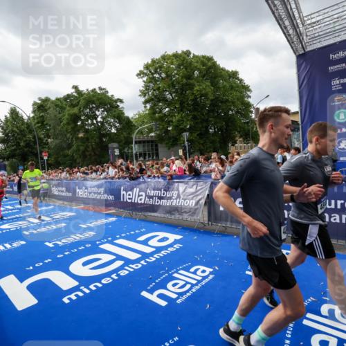 29.06.2025 - hella hamburg halbmarathon Zöllner http://msf.ph/oto/8415479 29.06.2025 10:49:13 Ziel 2013, 4832, 4847, 4890, 6389, 10184, 15523, 16414, 16731, 17173, 18598, 18842 meine-sportfotos.de