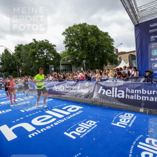29.06.2025 - hella hamburg halbmarathon Zöllner http://msf.ph/oto/8415486 29.06.2025 10:49:13 Ziel 2013, 4832, 4847, 4890, 6389, 10184, 15523, 16414, 16731, 17173, 18598, 18842 meine-sportfotos.de