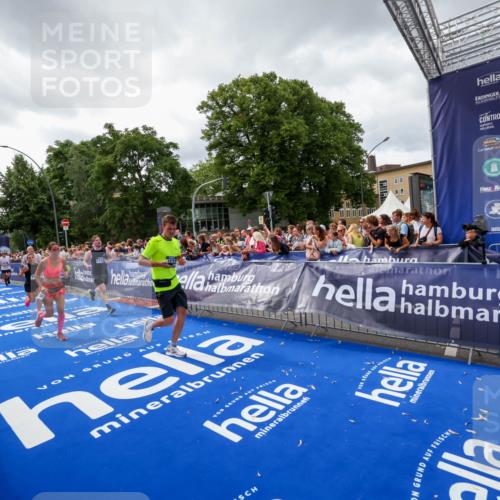 29.06.2025 - hella hamburg halbmarathon Zöllner http://msf.ph/oto/8415496 29.06.2025 10:49:14 Ziel 2013, 4832, 6389, 8112, 10184, 15523, 16369, 16414, 16731, 17173, 18598, 18842 meine-sportfotos.de