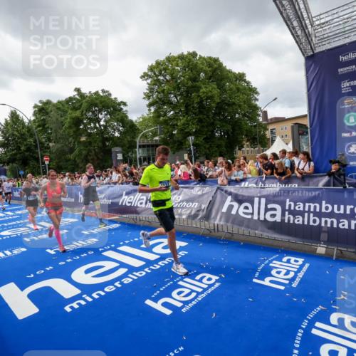 29.06.2025 - hella hamburg halbmarathon Zöllner http://msf.ph/oto/8415505 29.06.2025 10:49:14 Ziel 2013, 4832, 6389, 8112, 10184, 15523, 16369, 16414, 16731, 17173, 18598, 18842 meine-sportfotos.de