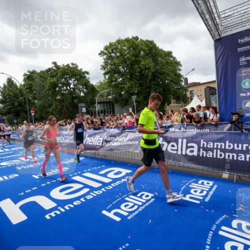 29.06.2025 - hella hamburg halbmarathon Zöllner http://msf.ph/oto/8415511 29.06.2025 10:49:14 Ziel 2013, 4832, 6389, 8112, 10184, 15523, 16369, 16414, 16731, 17173, 18598, 18842 meine-sportfotos.de