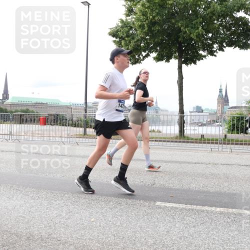 29.06.2025 - hella hamburg halbmarathon Lena Gebhardt http://msf.ph/oto/8415523 29.06.2025 10:26:15 Lombardsbrücke 147, 1300, 1479, 3617, 4267, 4268, 4315, 4797, 4844, 5497, 6159, 6663, 6905, 7929, 8276, 8306, 8357, 8674, 8942, 10104, 10219, 11107, 11139, 11596, 11699, 11828, 11859, 12074, 12126, 12826, 12827, 12838, 12945, 12946, 13264, 14063, 14179, 14223, 14356, 14726, 14930, 17369, 17712, 18087, 19144 meine-sportfotos.de