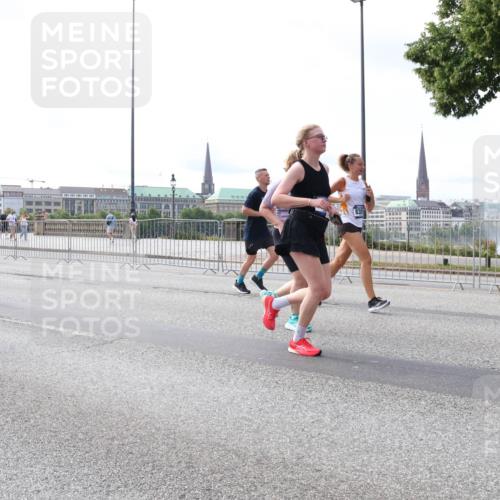 29.06.2025 - hella hamburg halbmarathon Lena Gebhardt http://msf.ph/oto/8415533 29.06.2025 10:17:34 Lombardsbrücke 786, 1015, 1083, 1137, 1204, 1274, 1298, 1356, 1458, 1477, 1622, 1749, 1795, 2094, 2259, 2305, 2548, 2860, 2908, 3138, 3210, 3292, 3464, 3466, 3802, 3803, 4194, 4218, 4852, 5002, 5023, 5290, 5390, 5611, 5733, 5929, 5930, 5995, 6126, 6128, 6254, 6336, 6352, 6520, 6522, 6786, 7011, 7258, 7291, 7410, 7413, 7445, 7566, 7647, 7844, 7945, 8144, 8210, 8253, 8309, 8351, 8433, 8558, 8895, 8983, 9152, 9259, 9400, 9798, 9848, 10174 meine-sportfotos.de
