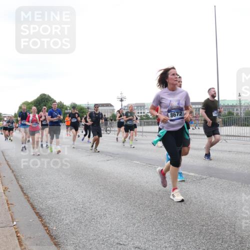 29.06.2025 - hella hamburg halbmarathon Lena Gebhardt http://msf.ph/oto/8415538 29.06.2025 10:51:35 Lombardsbrücke 8672, 16678, 1478, 1617, 1997, 2202, 2308, 2380, 2484, 2485, 2593, 2736, 2778, 3240, 3934, 3991, 4156, 4652, 4713, 4748, 4808, 4878, 4920, 5291, 5357, 5394, 5530, 5534, 5716, 5717, 6007, 6091, 6604, 6885, 6945, 6947, 6954, 6961, 7012, 7769, 7841, 7871, 7992, 8040, 8125, 8399, 8410, 8672, 9166, 9167, 9220, 9340, 9462, 9582, 9583, 9590, 9594, 9673, 9763, 10496, 10521, 10693, 10830, 11034, 11268, 11575, 11875, 12065 meine-sportfotos.de