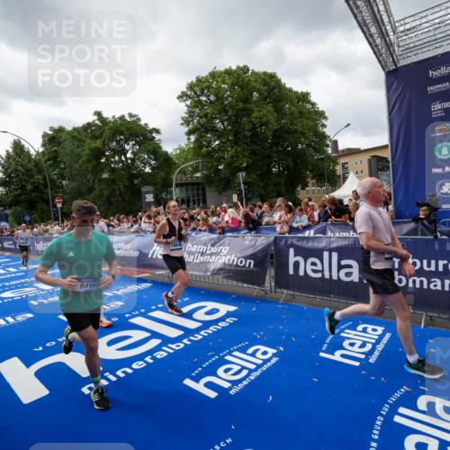 29.06.2025 - hella hamburg halbmarathon Zöllner http://msf.ph/oto/8415556 29.06.2025 10:49:17 Ziel 2013, 6158, 6389, 8112, 9348, 10053, 10184, 13450, 15523, 16369, 16414, 16731, 18842 meine-sportfotos.de
