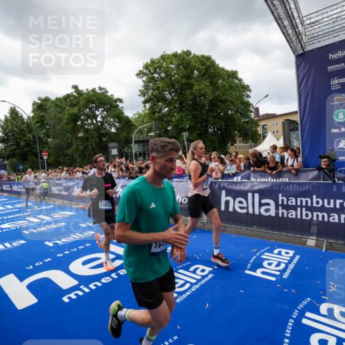 29.06.2025 - hella hamburg halbmarathon Zöllner http://msf.ph/oto/8415564 29.06.2025 10:49:17 Ziel 2013, 6158, 6389, 8112, 9348, 10053, 10184, 13450, 15523, 16369, 16414, 16731, 18842 meine-sportfotos.de