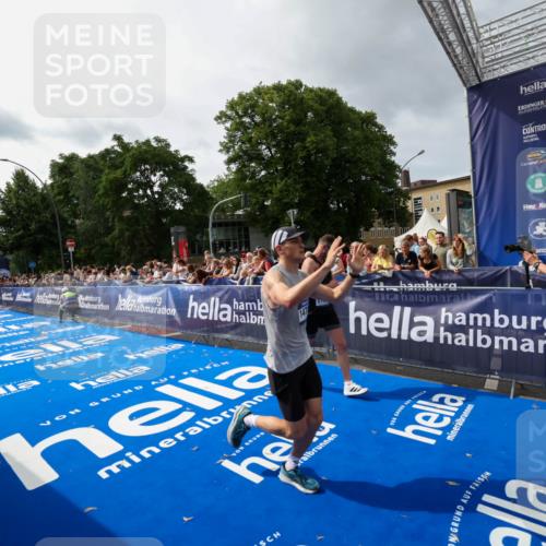 29.06.2025 - hella hamburg halbmarathon Zöllner http://msf.ph/oto/8415572 29.06.2025 10:26:36 Ziel 1577, 9565, 14728, 17040 meine-sportfotos.de