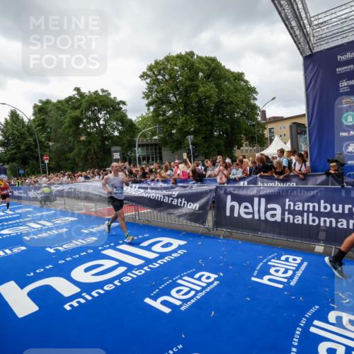 29.06.2025 - hella hamburg halbmarathon Zöllner http://msf.ph/oto/8415578 29.06.2025 10:49:19 Ziel 2013, 6158, 8112, 9348, 10053, 10189, 13450, 14526, 15523, 16369, 16731 meine-sportfotos.de