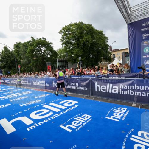 29.06.2025 - hella hamburg halbmarathon Zöllner http://msf.ph/oto/8415582 29.06.2025 10:26:40 Ziel 1577, 9565, 19076 meine-sportfotos.de