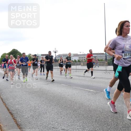 29.06.2025 - hella hamburg halbmarathon Lena Gebhardt http://msf.ph/oto/8415588 29.06.2025 10:51:35 Lombardsbrücke 9582, 5394, 9583, 16642, 8672, 119, 1478, 1617, 1997, 2202, 2308, 2380, 2484, 2485, 2593, 2736, 2778, 3240, 3934, 3991, 4156, 4652, 4713, 4748, 4808, 4878, 4920, 5291, 5357, 5394, 5530, 5534, 5716, 5717, 6007, 6091, 6604, 6885, 6945, 6947, 6954, 6961, 7012, 7769, 7841, 7871, 7992, 8040, 8125, 8399, 8410, 8672, 9166, 9167, 9220, 9340, 9462, 9582, 9583, 9590, 9594, 9673, 9763, 10496, 10521, 10693, 10830, 11034, 11268, 11575, 11875, 12065 meine-sportfotos.de