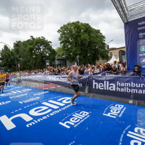 29.06.2025 - hella hamburg halbmarathon Zöllner http://msf.ph/oto/8415598 29.06.2025 10:49:20 Ziel 2013, 4183, 4185, 6158, 8112, 9348, 10053, 10189, 11819, 13450, 14526, 15422, 16369 meine-sportfotos.de