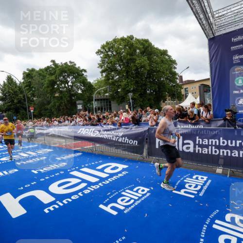 29.06.2025 - hella hamburg halbmarathon Zöllner http://msf.ph/oto/8415603 29.06.2025 10:49:20 Ziel 2013, 4183, 4185, 6158, 8112, 9348, 10053, 10189, 11819, 13450, 14526, 15422, 16369 meine-sportfotos.de