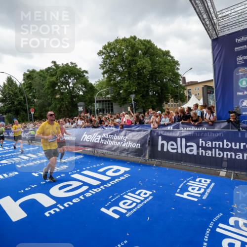 29.06.2025 - hella hamburg halbmarathon Zöllner http://msf.ph/oto/8415609 29.06.2025 10:49:21 Ziel 2013, 4183, 4185, 6158, 8112, 9348, 10053, 10189, 11819, 13450, 14526, 15422, 16369 meine-sportfotos.de