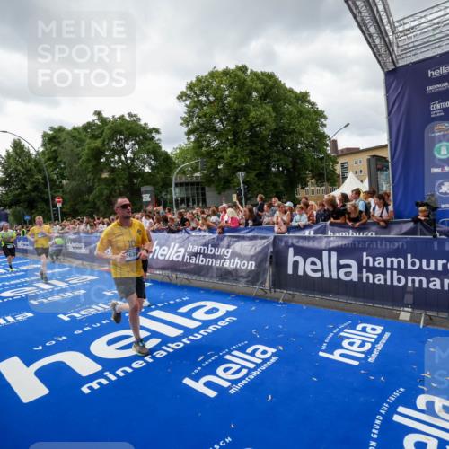 29.06.2025 - hella hamburg halbmarathon Zöllner http://msf.ph/oto/8415615 29.06.2025 10:49:21 Ziel 2013, 4183, 4185, 6158, 8112, 9348, 10053, 10189, 11819, 13450, 14526, 15422, 16369 meine-sportfotos.de