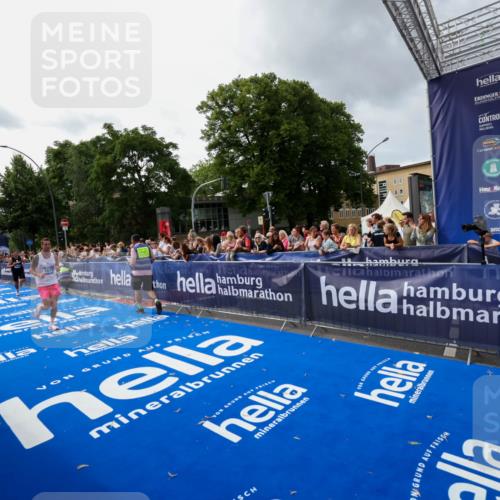 29.06.2025 - hella hamburg halbmarathon Zöllner http://msf.ph/oto/8415618 29.06.2025 10:26:42 Ziel 1577, 9565, 10848, 19076 meine-sportfotos.de