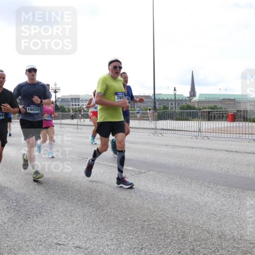 29.06.2025 - hella hamburg halbmarathon Lena Gebhardt http://msf.ph/oto/8415622 29.06.2025 10:17:35 Lombardsbrücke 12668, 2250, 18564, 16024, 477, 7445, 1015, 1083, 1204, 1274, 1298, 1356, 1458, 1477, 1622, 1749, 1795, 2094, 2259, 2305, 2548, 2860, 2908, 3138, 3210, 3292, 3464, 3466, 3802, 3803, 4194, 4218, 4852, 5002, 5023, 5290, 5390, 5611, 5733, 5929, 5930, 5995, 6126, 6128, 6254, 6336, 6352, 6520, 6522, 6786, 7011, 7258, 7291, 7410, 7413, 7445, 7566, 7647, 7844, 7945, 8144, 8210, 8253, 8309, 8351, 8433, 8558, 8895, 8983, 9152, 9259, 9400, 9798, 9848, 10174 meine-sportfotos.de