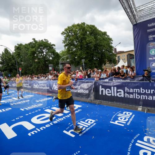 29.06.2025 - hella hamburg halbmarathon Zöllner http://msf.ph/oto/8415626 29.06.2025 10:49:22 Ziel 4183, 4185, 6158, 8112, 9348, 10053, 10189, 11819, 13450, 14526, 15422, 16369 meine-sportfotos.de