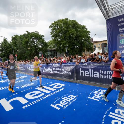 29.06.2025 - hella hamburg halbmarathon Zöllner http://msf.ph/oto/8415637 29.06.2025 10:49:23 Ziel 4183, 4185, 6158, 8112, 9348, 10053, 10189, 11819, 13450, 14526, 15422, 16369 meine-sportfotos.de