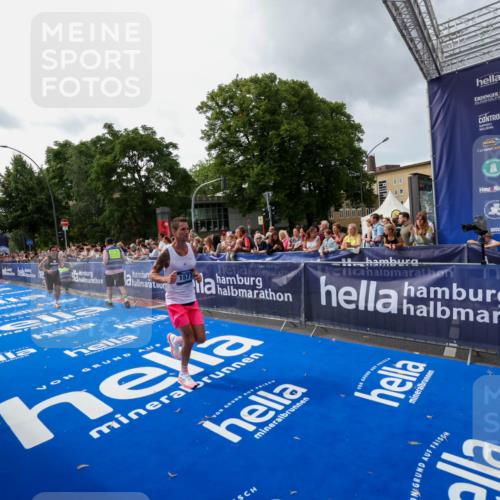 29.06.2025 - hella hamburg halbmarathon Zöllner http://msf.ph/oto/8415638 29.06.2025 10:26:43 Ziel 1577, 9565, 10848, 19076 meine-sportfotos.de