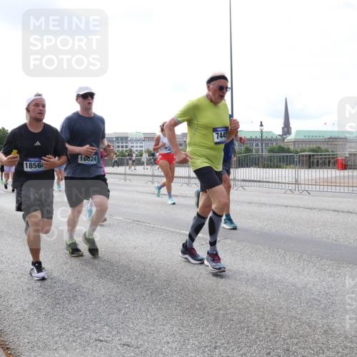 29.06.2025 - hella hamburg halbmarathon Lena Gebhardt http://msf.ph/oto/8415640 29.06.2025 10:17:35 Lombardsbrücke 14648, 12668, 18564, 16024, 7445, 1015, 1083, 1204, 1274, 1298, 1356, 1458, 1477, 1622, 1749, 1795, 2094, 2259, 2305, 2548, 2860, 2908, 3138, 3210, 3292, 3464, 3466, 3802, 3803, 4194, 4218, 4852, 5002, 5023, 5290, 5390, 5611, 5733, 5929, 5930, 5995, 6126, 6128, 6254, 6336, 6352, 6520, 6522, 6786, 7011, 7258, 7291, 7410, 7413, 7445, 7566, 7647, 7844, 7945, 8144, 8210, 8253, 8309, 8351, 8433, 8558, 8895, 8983, 9152, 9259, 9400, 9798, 9848, 10174 meine-sportfotos.de