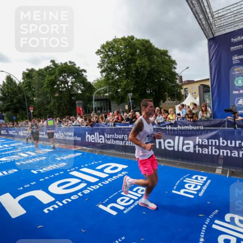 29.06.2025 - hella hamburg halbmarathon Zöllner http://msf.ph/oto/8415644 29.06.2025 10:26:43 Ziel 1577, 9565, 10848, 19076 meine-sportfotos.de