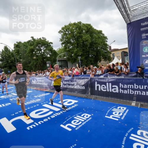 29.06.2025 - hella hamburg halbmarathon Zöllner http://msf.ph/oto/8415648 29.06.2025 10:49:23 Ziel 4183, 4185, 6158, 8112, 9348, 10053, 10189, 11819, 13450, 14526, 15422, 16369 meine-sportfotos.de