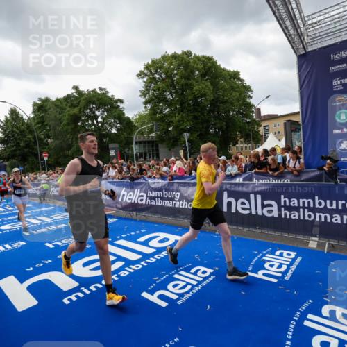29.06.2025 - hella hamburg halbmarathon Zöllner http://msf.ph/oto/8415659 29.06.2025 10:49:23 Ziel 4183, 4185, 6158, 8112, 9348, 10053, 10189, 11819, 13450, 14526, 15422, 16369 meine-sportfotos.de